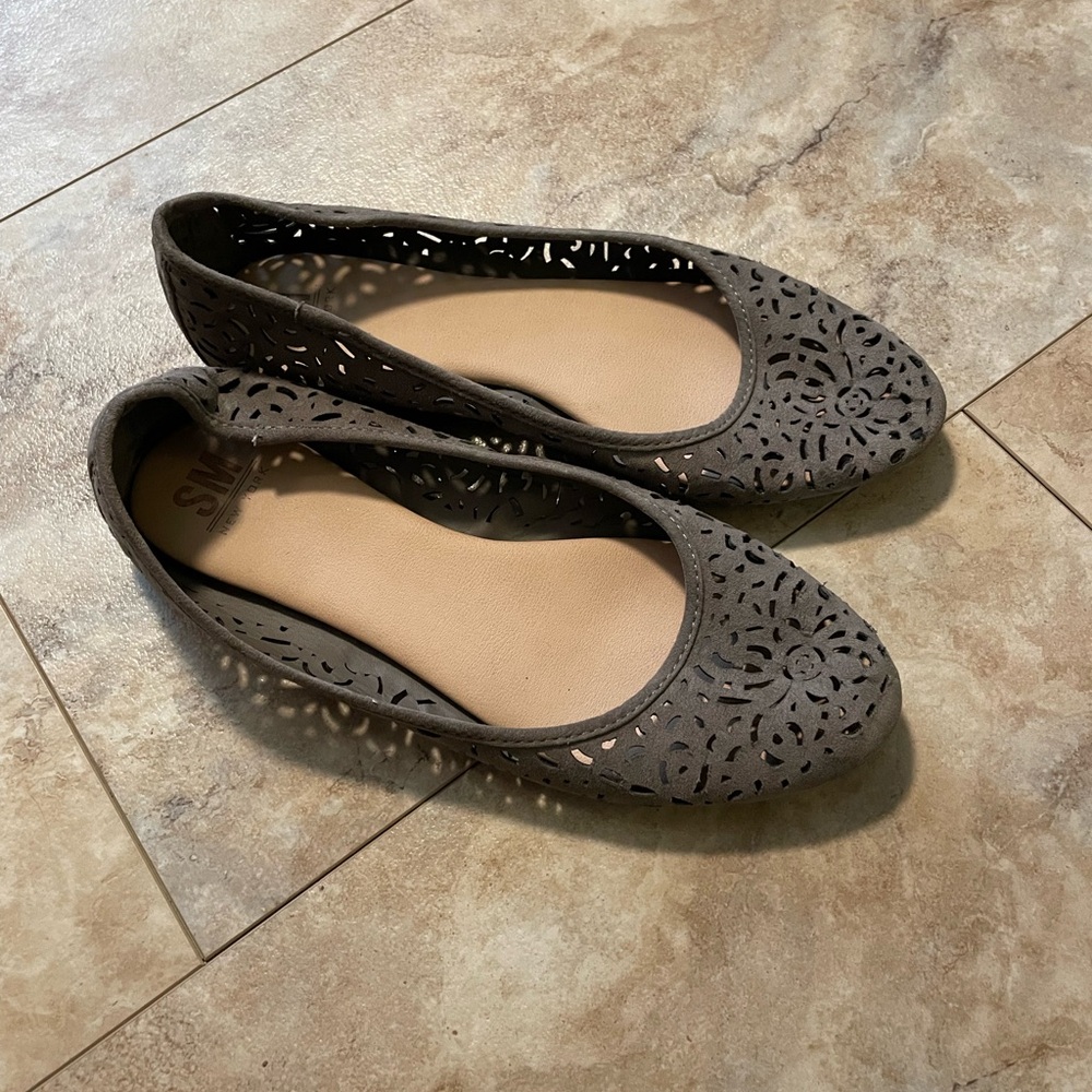 Women size 10 cutout flats